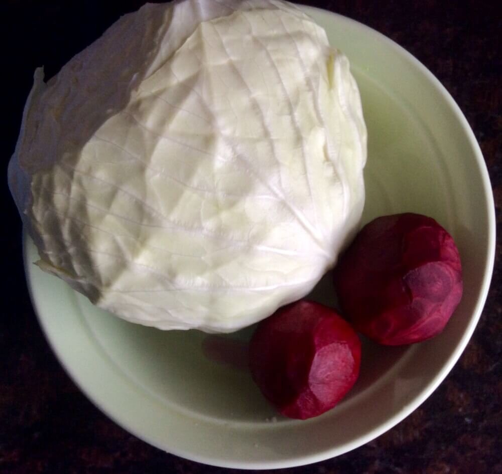 Подготовить капусту и почистить свеклу. Фото из архива автора