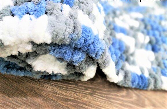 Вязаный руками плед