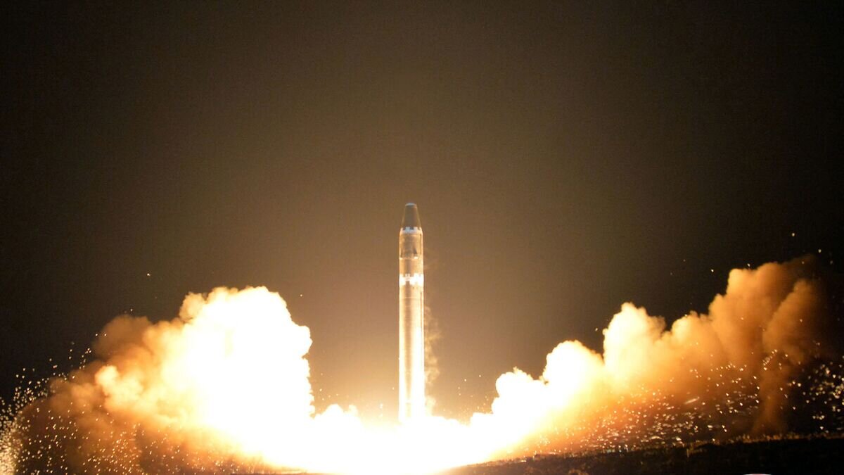    Запуск межконтинентальной баллистической ракеты Hwasong-15 в КНДР© AP Photo / Korean Central News Agency/Korea News Service