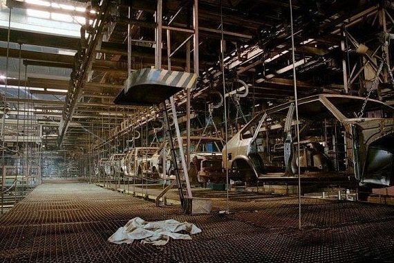 Ржавые остовы на остановленном конвейере.