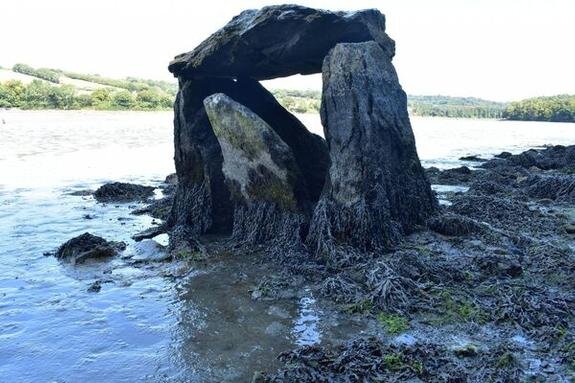    Фото: Майкл Гиббонс. Каменная структура Carraig á Mhaistin в Ростеллане на восточном берегу гавани Корка является мегалитическим дольменом