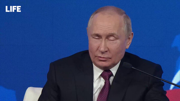 Путин прокомментировал известность Бэтмена среди российских детей. Видео © LIFE