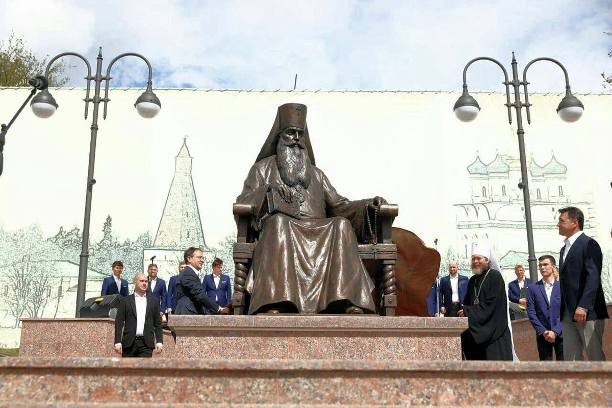 Губернатор Московской области Воробьёв открывает памятник мтпл. Питириму (Нечаеву) в Волоколамске.