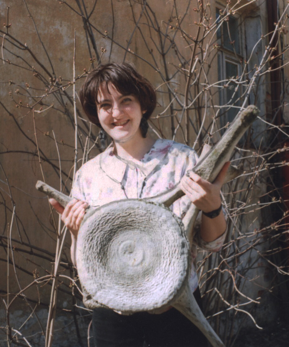 В руках сотрудницы отдела природы Национального музея Влады Климовой позвонок синего кита.