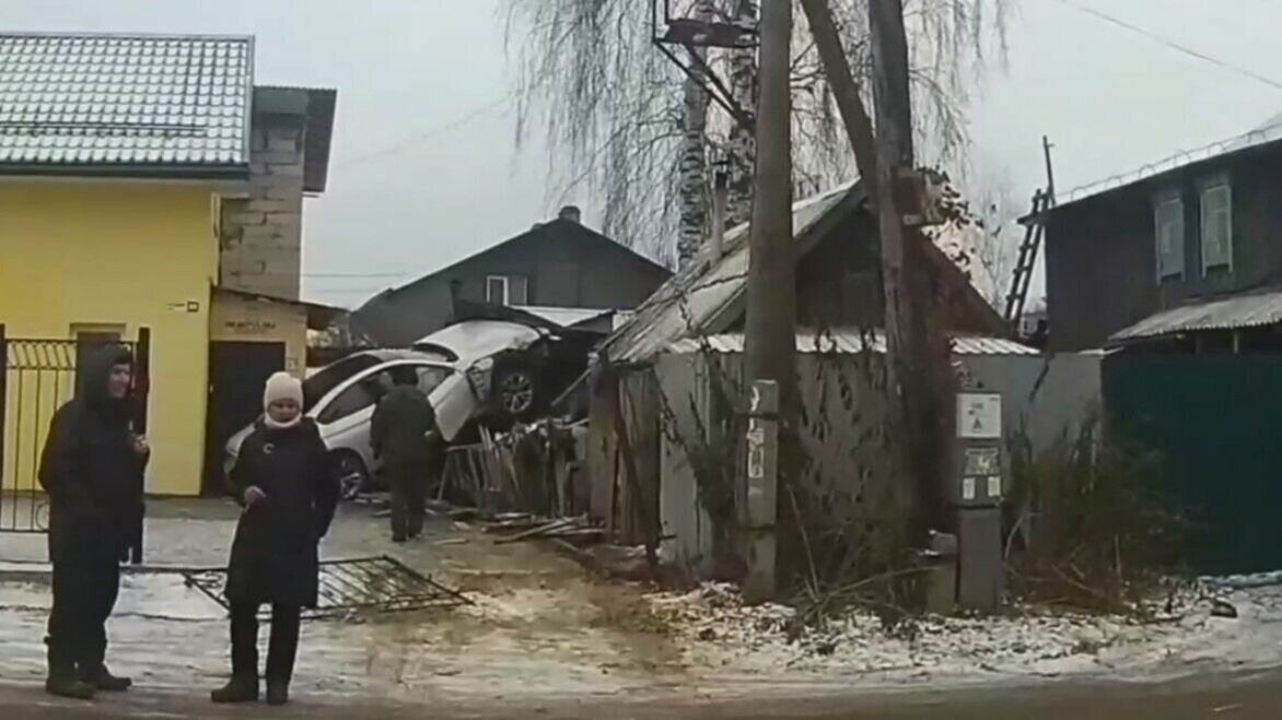     На улице Халтурина в Ижевске водитель иномарки не справился с управлением, сбил человека и заехал на крышу дворовой постройки.