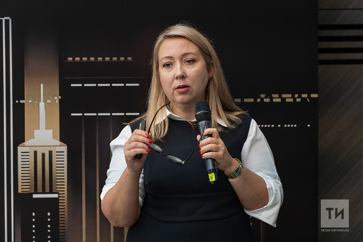 ​Анастасия Гизатова обращает внимание на то, что вице-премьер в своем выступлении сделал акцент на том, что граждане не могут продать вторичку, чтобы взять ипотеку на новостройку. Фото: © Владимир Васильев / «Татар-информ»