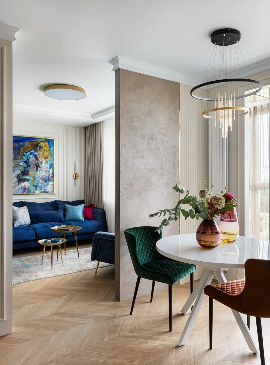 Зеркала, золотые детали и насыщенные цвета. Современный элегантный интерьер бывшей однушки 42 кв.м.