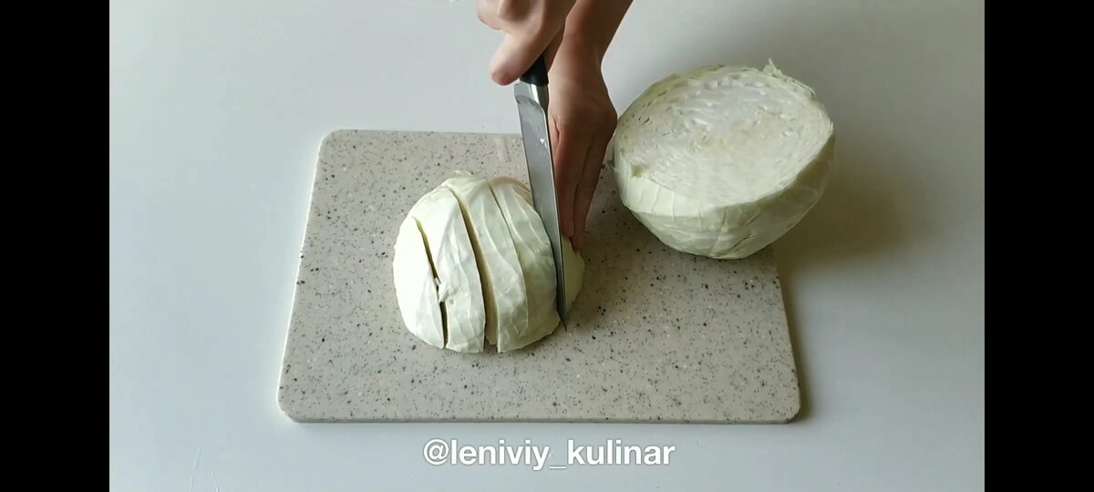 Нарезаем капусту (1кг) крупными кусками