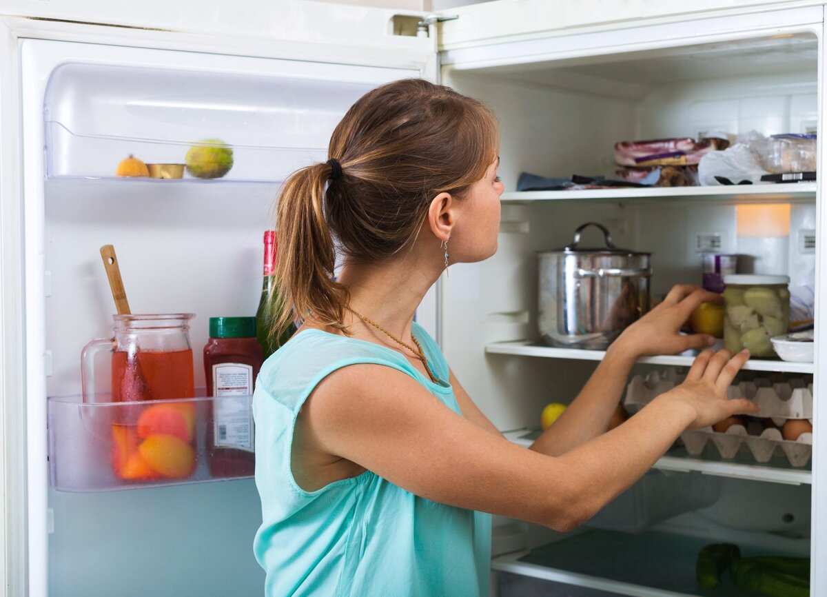 Еда в холодильнике убираем. Продукты из холодильника. Кастрюля в холодильнике. Холодильник хозяйки с продуктами.