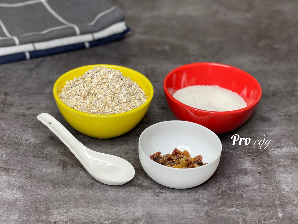 Вместо овсяных хлопьев можно использовать овсяную муку.