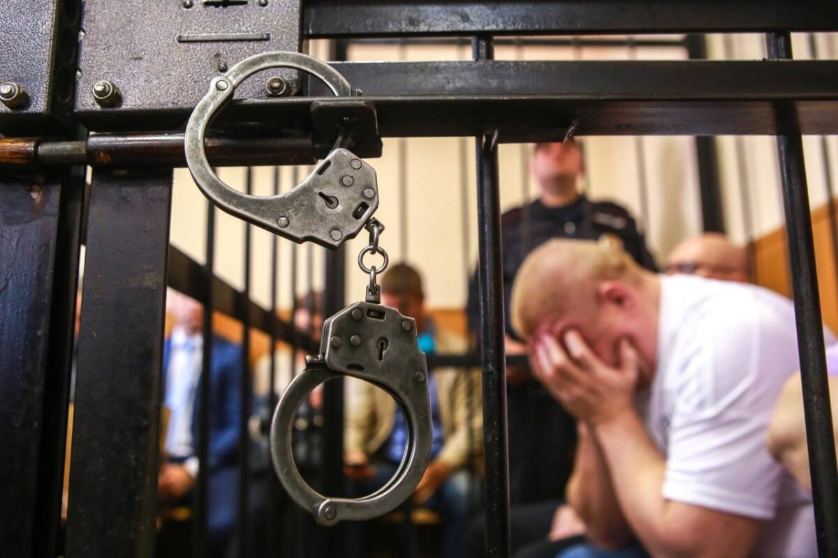 Сегодня специалисты отмечают некоторую тенденцию по снижению числа приговоров за преступления, связанные с незаконным оборотом наркотиков. Так, в 2019 году в России таких приговоров стало на 22% меньше. Официальная статистика говорит, что всего за наркотики было вынесено около 80 тыс. приговоров, из которых подавляющее большинство (73%) — за приобретение или хранение веществ, еще 22% — за производство и сбыт. Очевидно, что преобладающее большинство людей, отбывающих наказание по «наркотической» статье уголовного кодекса — это потребители психоактивных веществ. А если к этому еще добавить процент людей, которые осуждены за преступления, совершённые в состоянии опьянения или в поисках средств на очередную дозу, то эта цифра многократно увеличится. Неспроста, именно 228 статью УК РФ называют «народной». Это сотни тысяч людей, которые нуждаются в помощи и реабилитации. Если брать во внимание тот факт, что химическая (алкогольная, наркотическая) зависимость по определению ВОЗ (Всемирная Организация Здравоохранения) — это болезнь хроническая, прогрессирующая, рецидивирующая и, в конце концов, смертельная, то становится понятно, что это заболевание требует комплексного подхода, а не только изоляции. Необходимы программы реабилитации, поддержки и ресоциализации… Но их нет. Увы, три программы, работающие в местах не столь отдалённых, на всю страну. Зато есть тысячи людей, нуждающихся в помощи, а ещё стигматизация и дискриминация «бывших». Вместо помощи людям с зависимыми формами поведения ведется борьба с больными людьми. Это целая система, которая не только не помогает, но еще более делает этих людей уязвимыми для своей зависимости. В условиях изоляции болезнь прогрессирует и после освобождения провоцирует рецидив и возврат к прежней жизни со всеми вытекающими последствиями. Например, человека больного онкологией или сахарным диабетом посадить за трёхметровый забор с вышками и колючей проволокой, окружить сторожевыми собаками и охраной и ждать его «выздоровления-исправления» 5-10 лет. Добавим к этому психологическую атмосферу внутри учреждения и эмоциональное состояние самого человека. Каковы его шансы? Мягко говоря, невысокие. Конечно, те, кто совершил преступление, должны понести наказание. Но наказание и помощь людям, зависимым от наркотиков или алкоголя, в местах лишения свободы друг другу не мешают. Да и само наказание должно быть соизмеримо с проступком человека. Если молодой человек лет двадцати с диагнозом наркомания попался «на кармане» с дозой вещества без цели сбыта получил срок 5-10 лет — это справедливо? Увы, таких большинство. Это больные люди, идущие на преступления в силу своего заболевания. В систему ГУФСИН по Свердловской области входят 32 исправительных учреждения. Благодаря совместным действиям с общественниками из фонда «Независимость», по данной проблеме проводится профилактическая работа с осужденными. Пока не такая масштабная как хотелось бы, но всё же она есть. Всё началось чуть больше года назад, когда сотрудники благотворительного фонда «Независимость» стали посещать исправительную колонию строгого режима № 5 в Нижнем Тагиле с целью проведения профилактических бесед по вопросам химических зависимостей. С течением времени внутри исправительного учреждения сформировалась группа людей, желающих во время отбывания наказания заняться своим выздоровлением. Один раз в месяц волонтёры встречались с группой, проводили информационные часы, давали письменные задания, отвечали на вопросы по теме преодоления зависимостей. Общение продолжалось до введения режима самоизоляции в связи с коронавирусной инфекцией.

По согласованию с руководством ГУФСИН по Свердловской области сотрудниками фонда было принято решение продолжать работу с людьми в местах лишения свободы в удалённом формате. А именно, снять краткий видеокурс по преодолению и профилактике химических зависимостей для демонстрации в специализированных учреждениях. Так, в течение трёх месяцев с апреля по июнь 2020 года материалы по искоренению химических зависимостей и выздоровлению от них посмотрели более 12 000 человек, отбывающих наказание в настоящий момент. Сотрудники фонда «Независимость» сняли 6 видеолекций для осужденных, в которых специалисты подробно рассказывают о том, что нужно знать и предпринимать для преодоления своего недуга, а также дают адреса, куда можно обратиться после освобождения, если это будет необходимо. Снизить риск возвратов к употреблению наркотиков, а также рецидивов преступлений возможно только при комплексном и системном подходе, а также при наличии и доступности квалифицированной помощи. Каждый должен иметь шанс на изменения! Работа будет продолжена в существующем формате, а после снятия всех ограничений возобновятся живые встречи. Кроме того, при фонде существует центр социальной реабилитации для людей с зависимыми формами поведения, принимающий после освобождения из мест заключения тех, кто пожелает победить свои слабости. Среди сотрудников фонда «Независимость» есть специалисты не только по химическим зависимостям, но и юрист-консультант, социальный работник, психолог. В режиме самоизоляции действует консультационное бюро по вопросам правовой и социальной поддержки. Консультации оказываются на безвозмездной основе.

Берегите себя и своих близких! Проект осуществляется на средства фонда Президентских грантов.

Всю подробную информацию можно найти на официальном сайте благотворительного фонда «Независимость» www.nezavisimost-fond.ru E-mail: fond.nezavisimost@mail.ru

А также по телефонам : 8(3435) 922 -923 ; 8 (982) 637 5501 С уважением, директор НОБФ «Независимость» Алексей Геннадьевич Долгалев