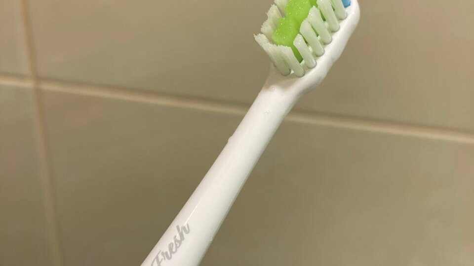 Чистить зубы, плакать и смеяться одновременно. Пробовали?