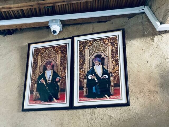 Султаны Омана Хайтам бин Тарик и Кабус бин Саид — портреты в парадной жилого дома, Аль-Хамра