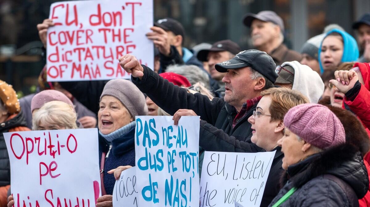    Жители Кишинева на митинге перед встречей президента Молдавии Майи Санду и председателя Европейской комиссии Урсулы фон дер Ляйен© Sputnik / Родион Прока