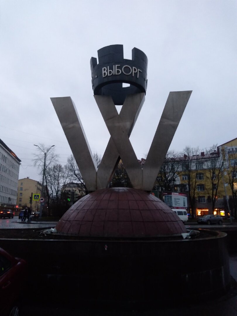 Символ Выборга у ЖД вокзала.