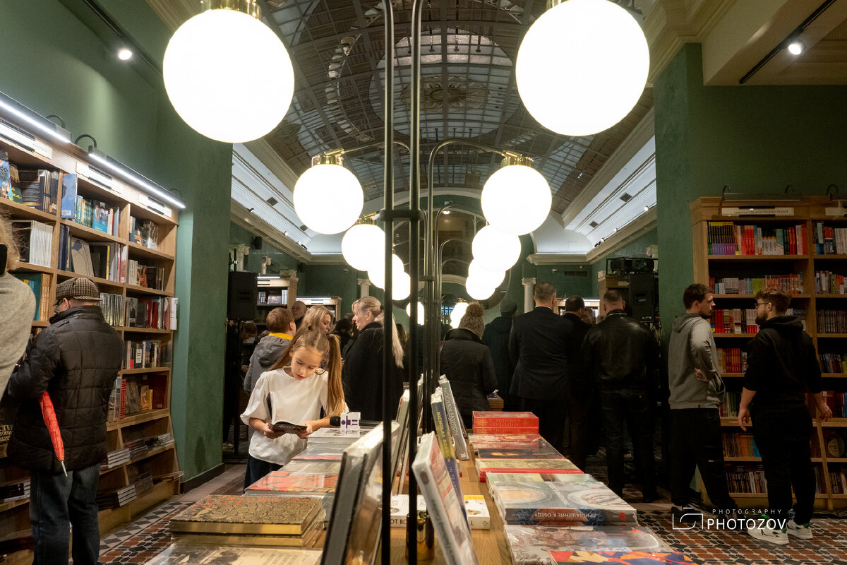 Легендарный Дом книги в Петербурге открылся после реконструкции |  Фоторепортер | Дзен