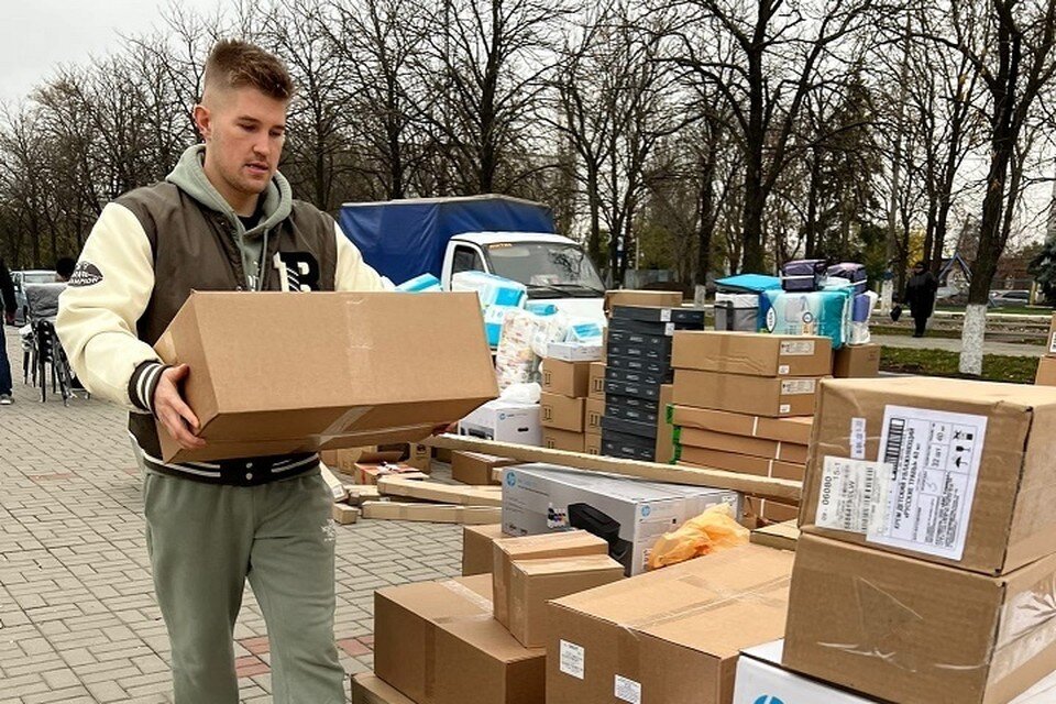     Популярный блогер Роман Гриценко принял участие в гуманитарной миссии. Фото: ВКонтакте/Роман Гриценко