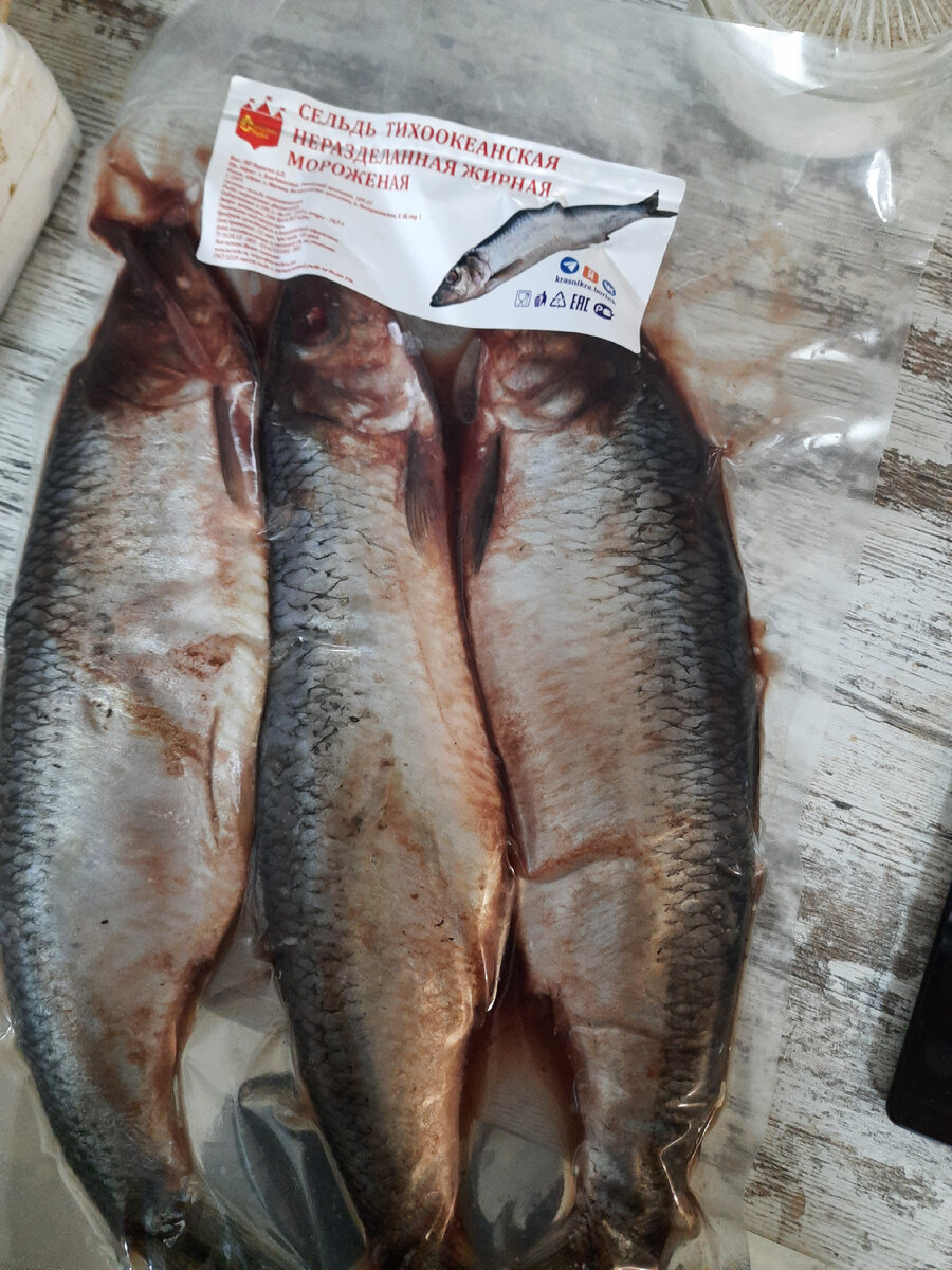 Это уже размороженная рыба. Она размораживалась в холодильнике.