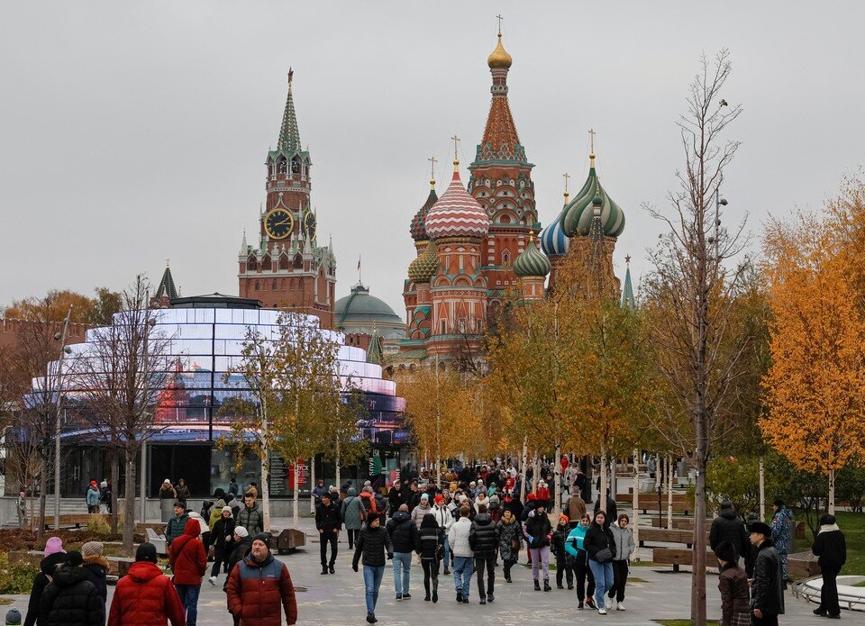     Кириенко вручил иностранным победителям конкурса "Лидеры России" паспорта РФ  REUTERS