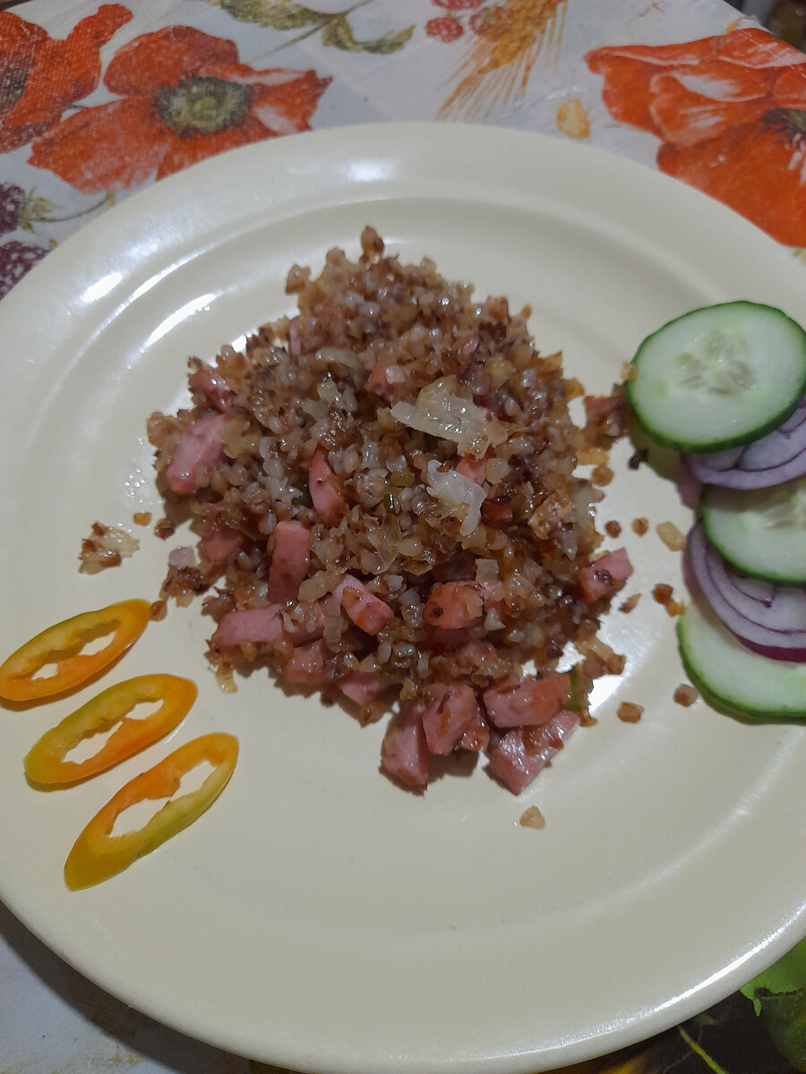 Гречневая каша с колбасой и луком