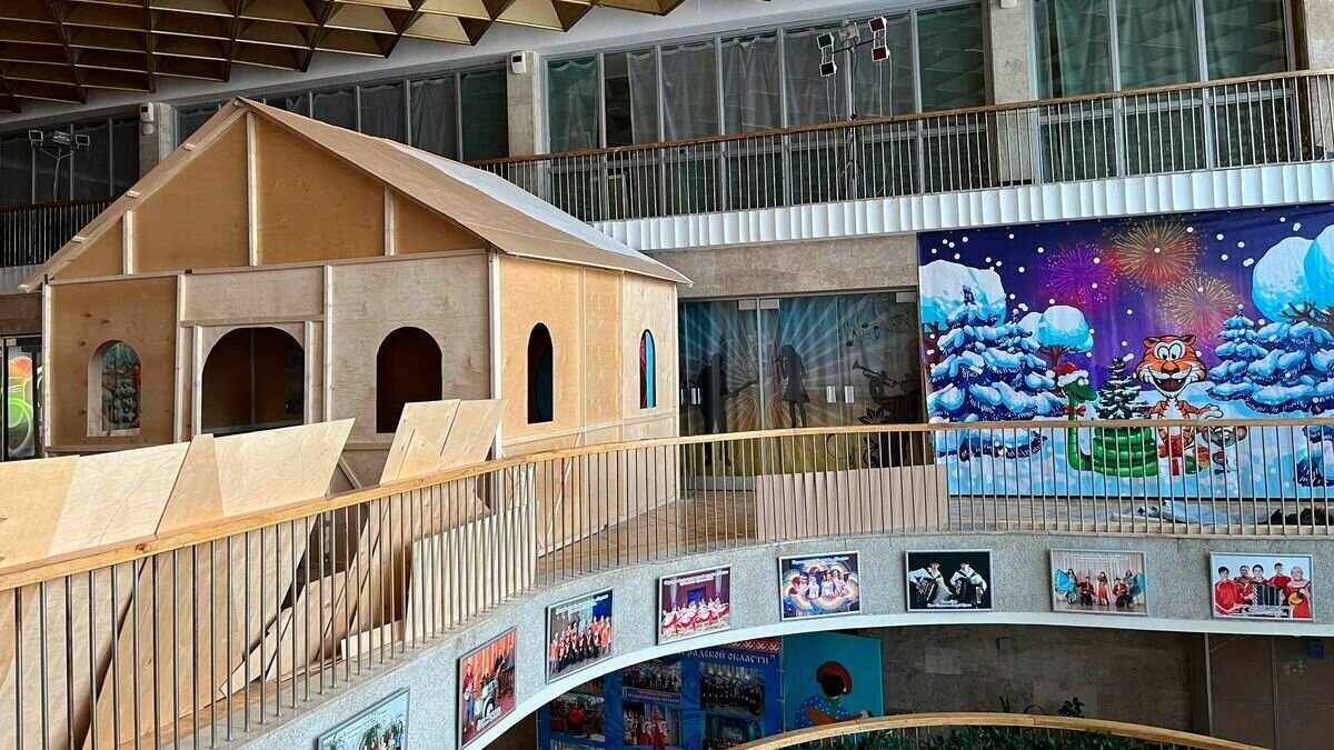     В этот Новый год у юных волгоградцев будет возможность попасть в домик к Деду Морозу. В областном центре народного творчества уже строят такой объект.