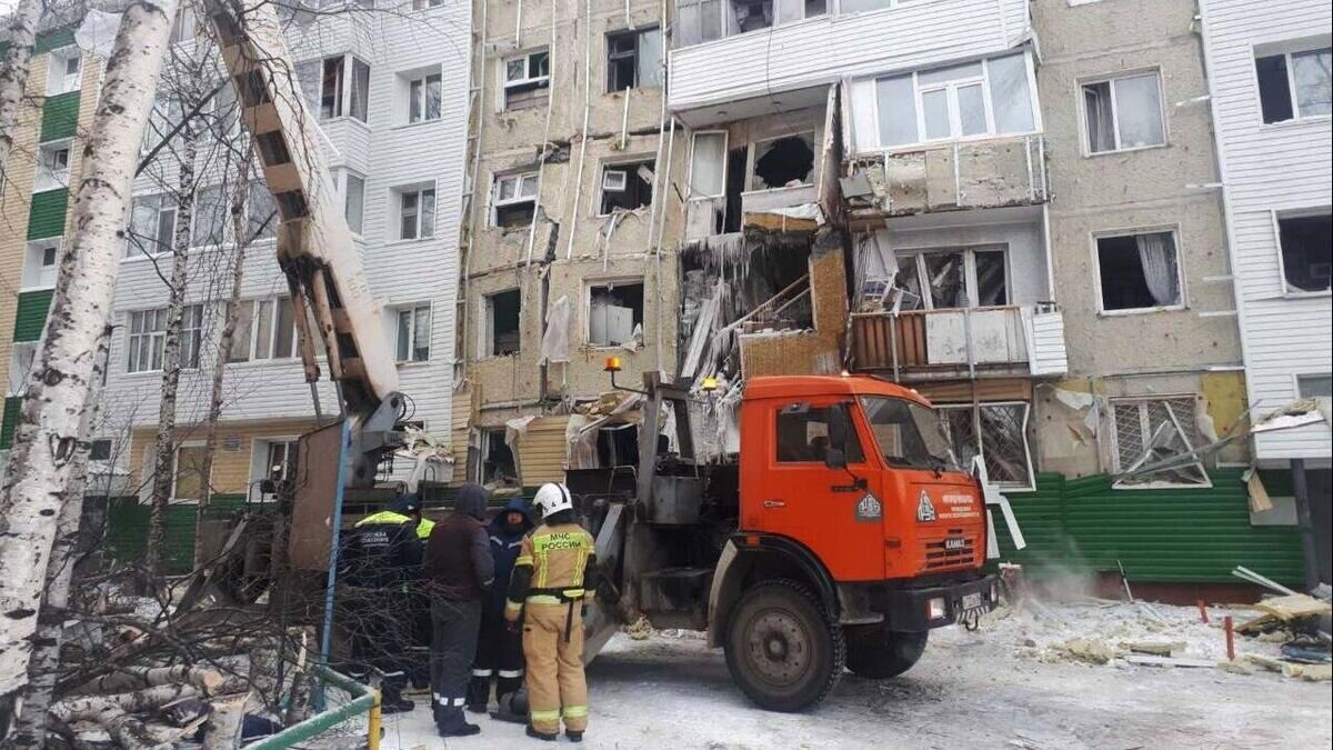    Сотрудники спасательной службы МЧС России устраняют последствия обрушения жилого дома на улице Мира в Нижневартовске© пресс-служба правительства Нижневартовска