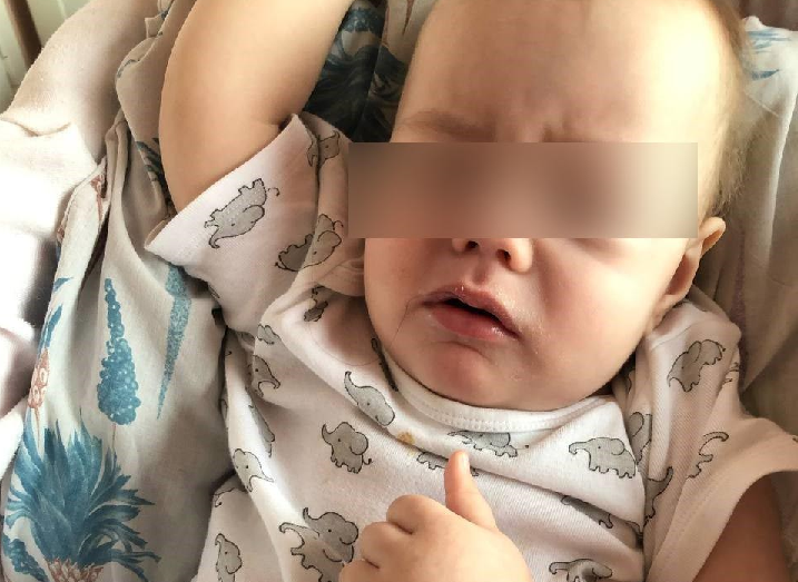 ДИМА ВЕСИЛ СЛИШКОМ МАЛО ДЛЯ СТАНДАРТНОЙ ОПЕРАЦИИ ПО ПЕРЕСАДКЕ ПОЧКИ, ВРАЧИ ТОЛЬКО РАЗВОДИЛИ РУКАМИ: "НИЧЕГО СДЕЛАТЬ НЕ МОЖЕМ". ФОТО ИЗ ЛИЧНОГО АРХИВА МАМЫ МАЛЬЧИКА.