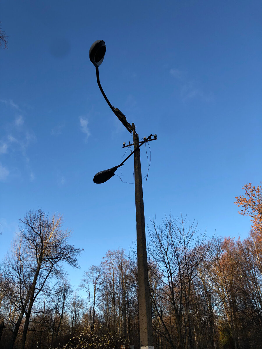 На кладбище даже фонари деревья