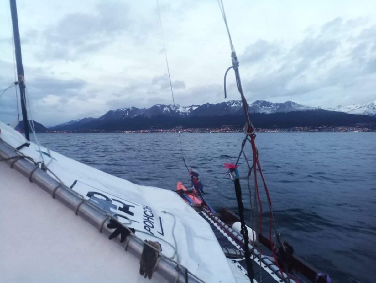  Тримаран кругосветки РГО подходит к Ушуая. Фото участников экспедиции