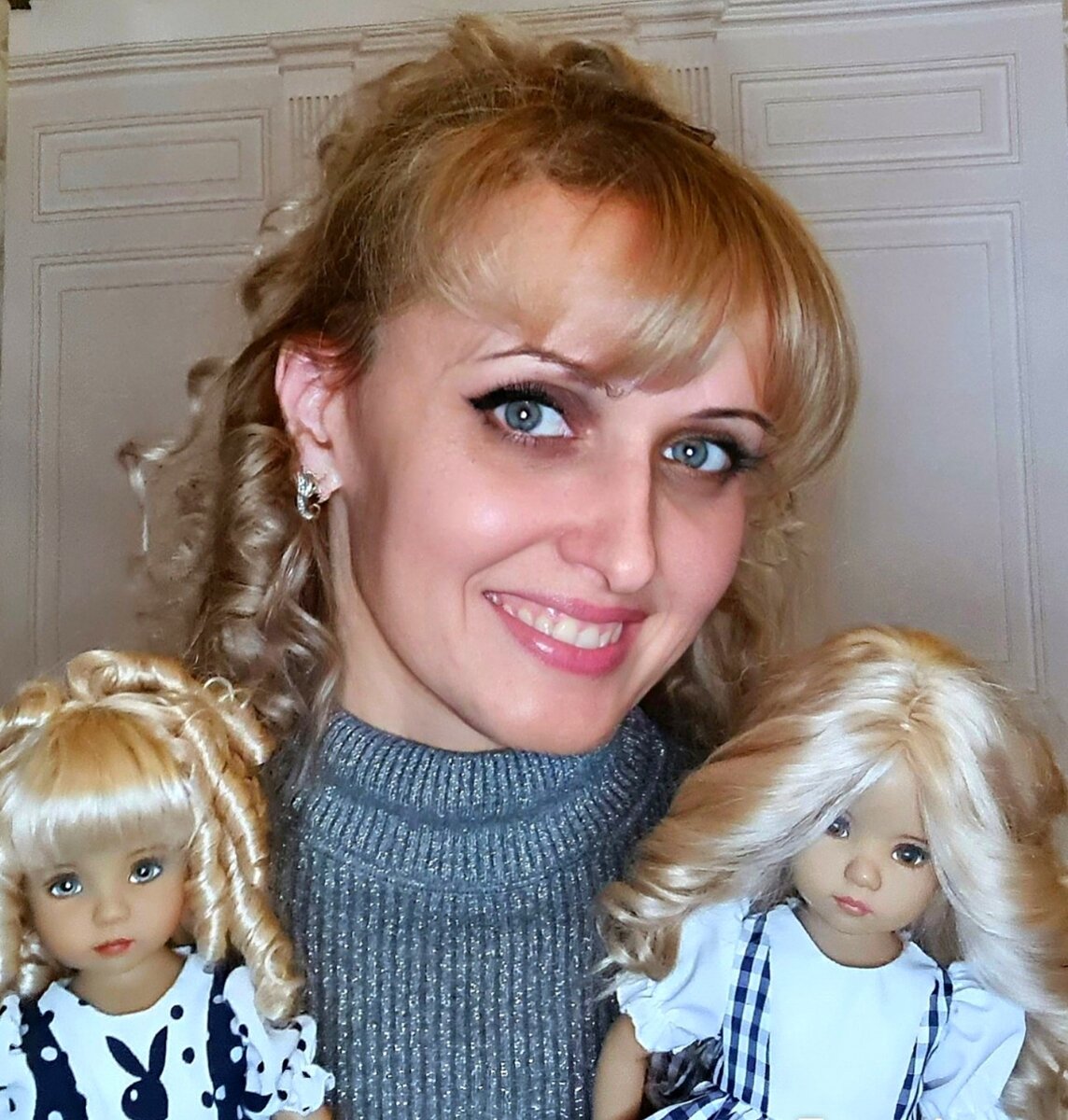 Я тоже попробовала плойку и навила себе кудрей. С распущенными волосами я похожа на клоуна, поэтому кудряшки пришлось уложить назад. 