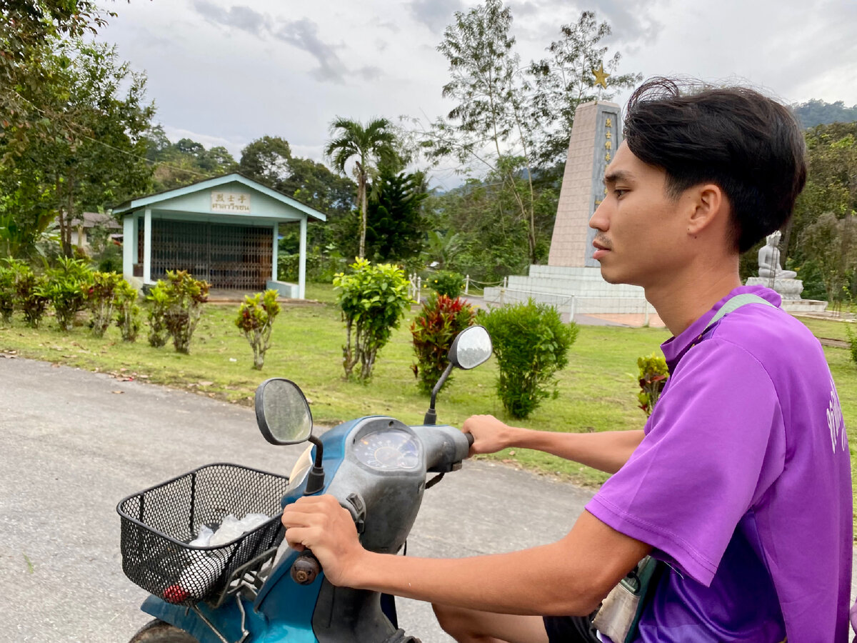 Наш тайский друг катает нас на своём мотоцикле