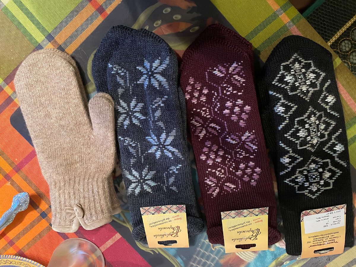 Это мои собственные запасы на случай прогулки. И штук пять ещё есть, Мама вязала. 