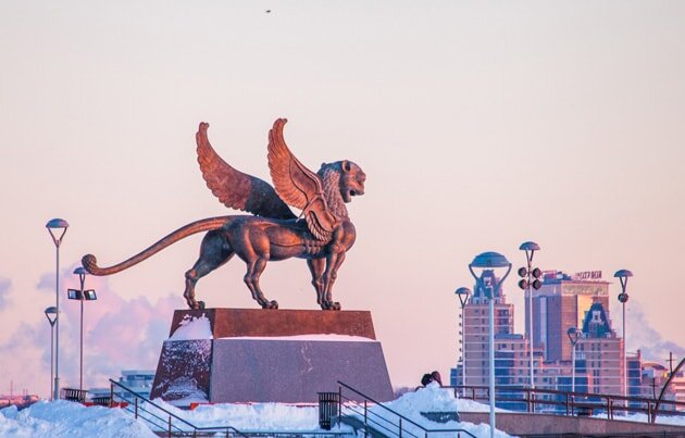 
Крылатый барс. Источник: https://kazanecc.ru/wp-content/uploads/2017/10/zags-chasha-v-kazani-23.jpg