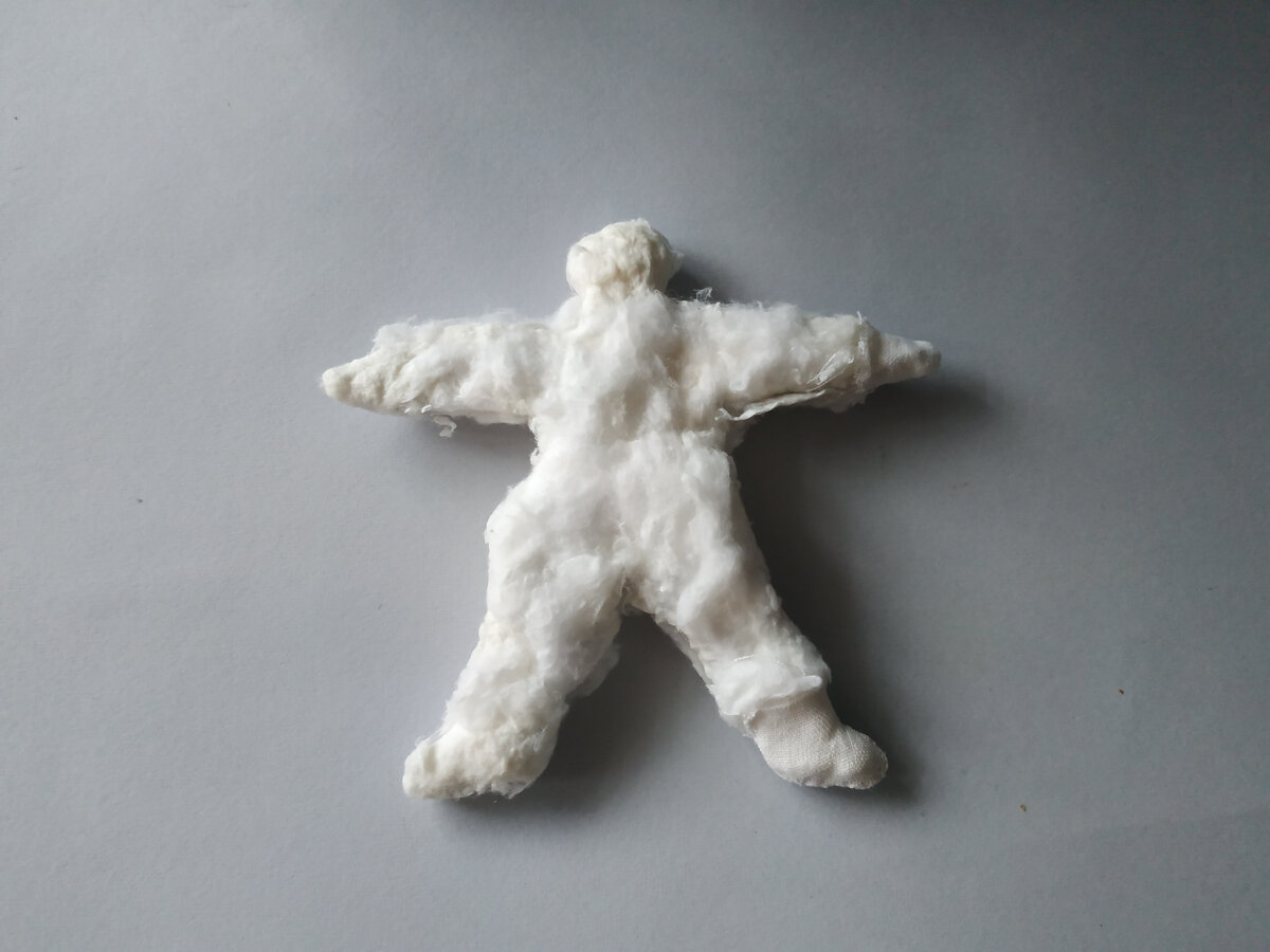 Ладошки и стопы шьём с запасом, чтобы было что завести под рукава и штанины, чтобы никакой край из-под одежды не вылез. Фото из архива автора.