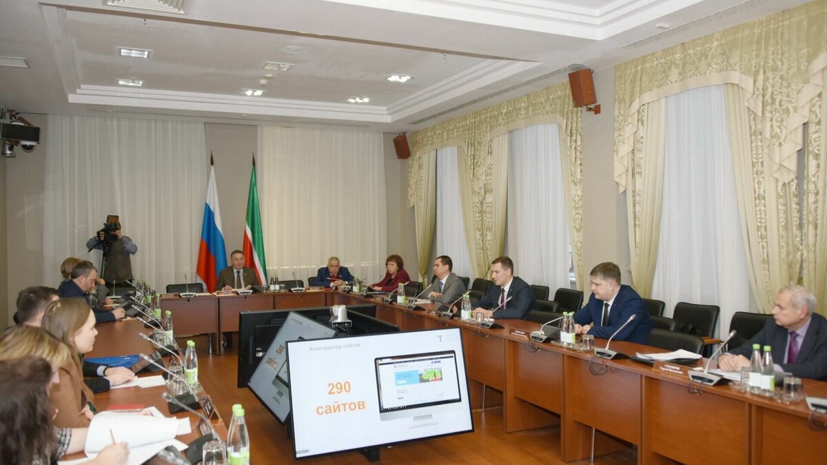     Депутаты Государственного Совета Татарстана обсуждают необходимость более открытого диалога с гражданами. Мнение парламентариев разделилось на два лагеря из-за возможной прослушки извне.