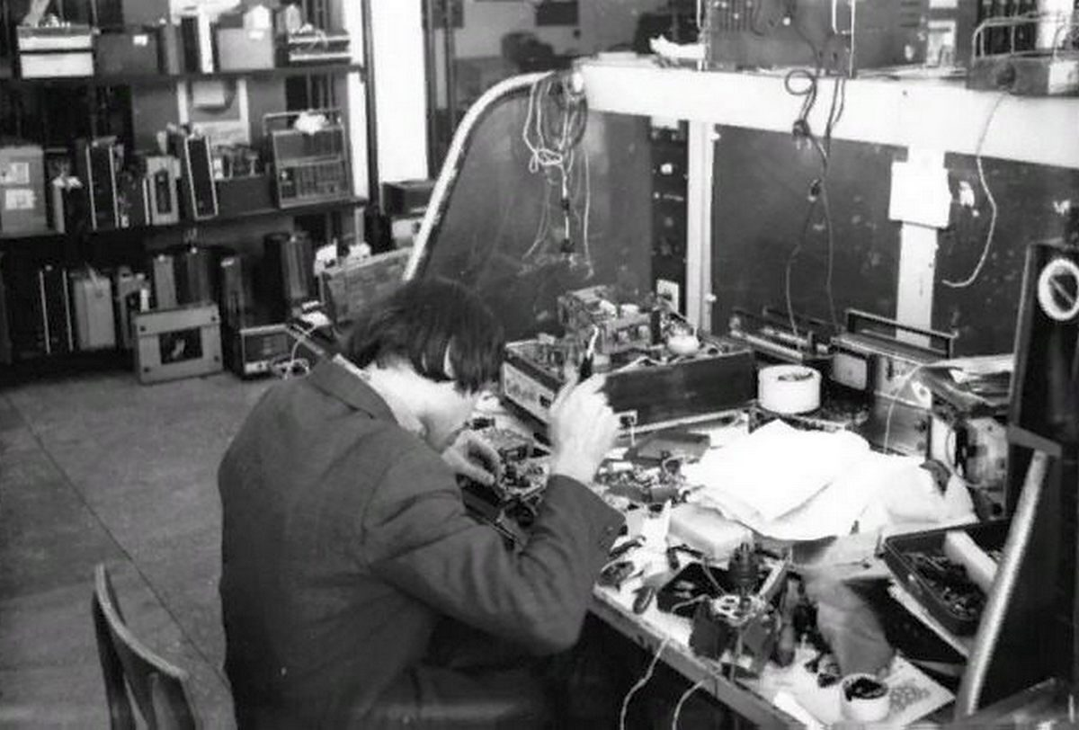 80 годы техника. Советские ремонтные мастерские. Старая радиостанция