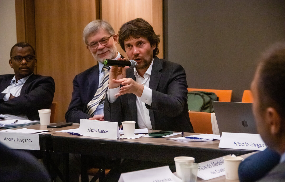    Тембинкоси Бонакеле, заместитель руководителя ФАС России Андрей Цыганов и директор Международного центра конкурентного права и политики БРИКС Алексей Иванов  Фотослужба Университета FGV