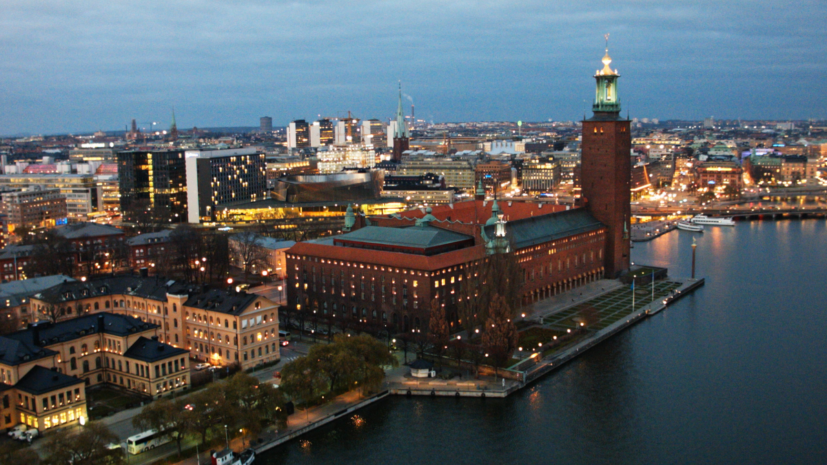 Столица швеции столица финляндии столица дании. КУНГСХОЛЬМЕН Стокгольм. Стокгольмская ратуша Швеция. Сторкиркан Стокгольм. Стокгольм озеро Меларен.