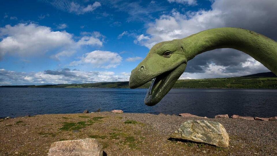 Nessie. Озеро Лохнесс и Лохнесское чудовище. Озеро Лохнесс Несси. Озеро Шотландии монстр Несси. Озеро Лохнесс в Шотландии.