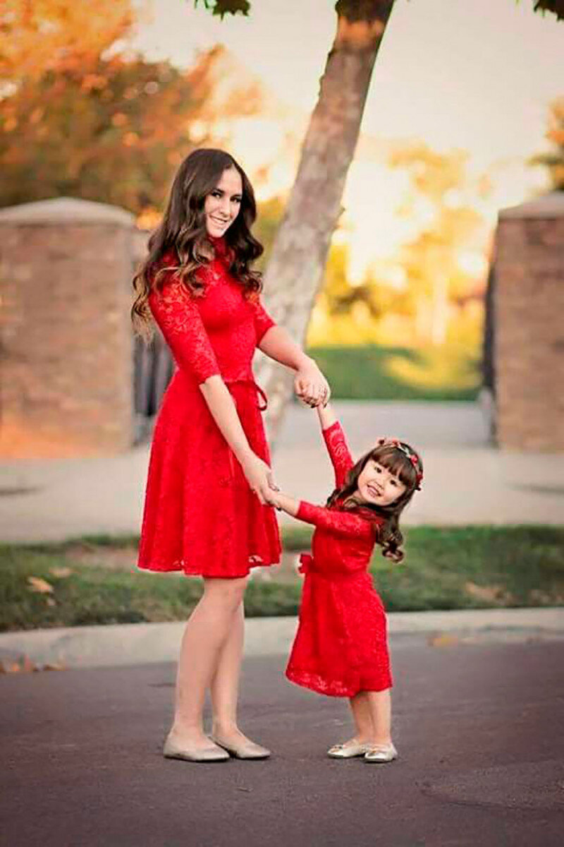Мама друга в платье. Мама и дочка в красных платьях. Фотосессия в одинаковых платьях. Платье мама и дочка одинаковые. Стильная мама.