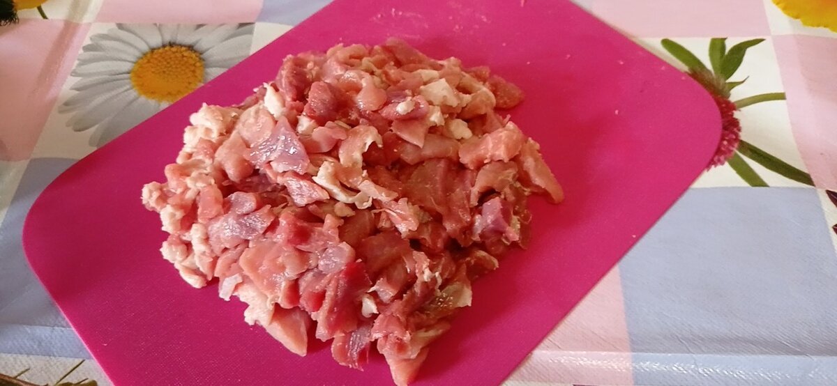 Мясо порезать. Даже когда беру свинину для гуляша, всё равно режу более мелко.