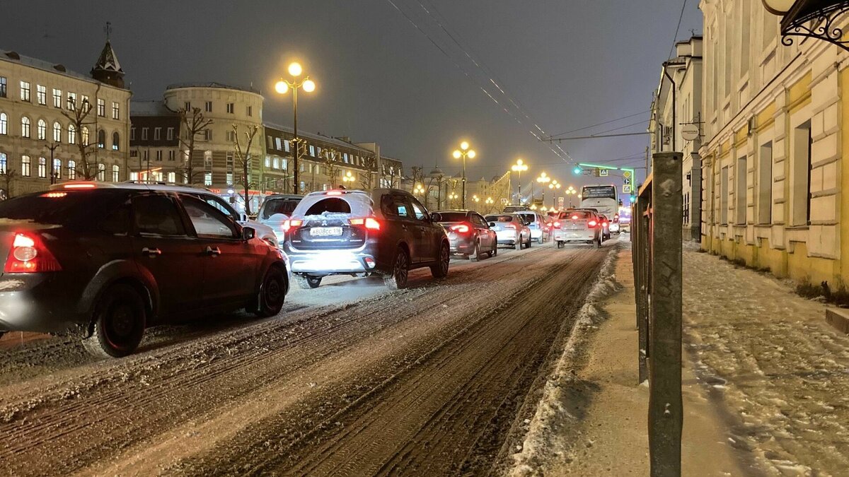     В Казани в утренний час пик в понедельник образовались пробки. Дорожная ситуация в городе оценивается в 9 баллов. Об этом свидетельствует информация сервиса 2GIS.