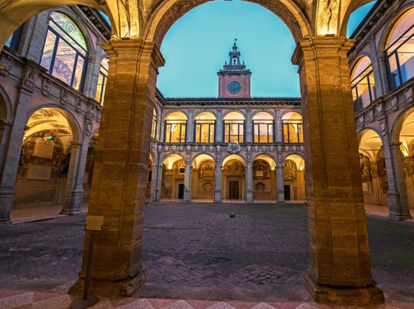 Университеты Италии обычно располагаются в исторических зданиях, но внутри они отвечают всем современным требованиям по комфорту и актуальности образовательных программ. На фото - университет Болоньи - один из лучших университетов Италии. Год основания - конец одиннадцатого века.