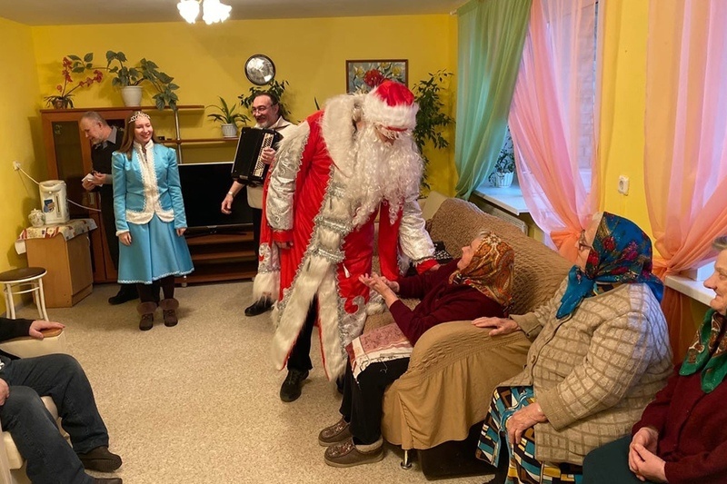   C декабря добровольцы в костюмах Деда Мороза и Снегурочки развозят подарки по домам-интернатам. В этом году побывают в домах престарелых Череповца и нескольких районов