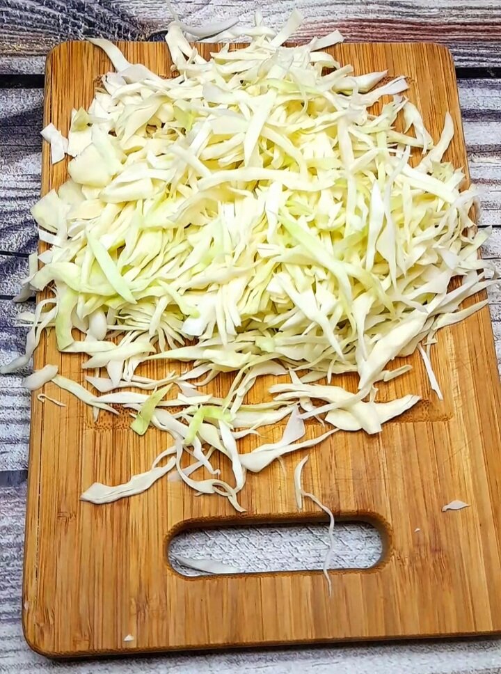 ШиНкуем ее достаточно мелко