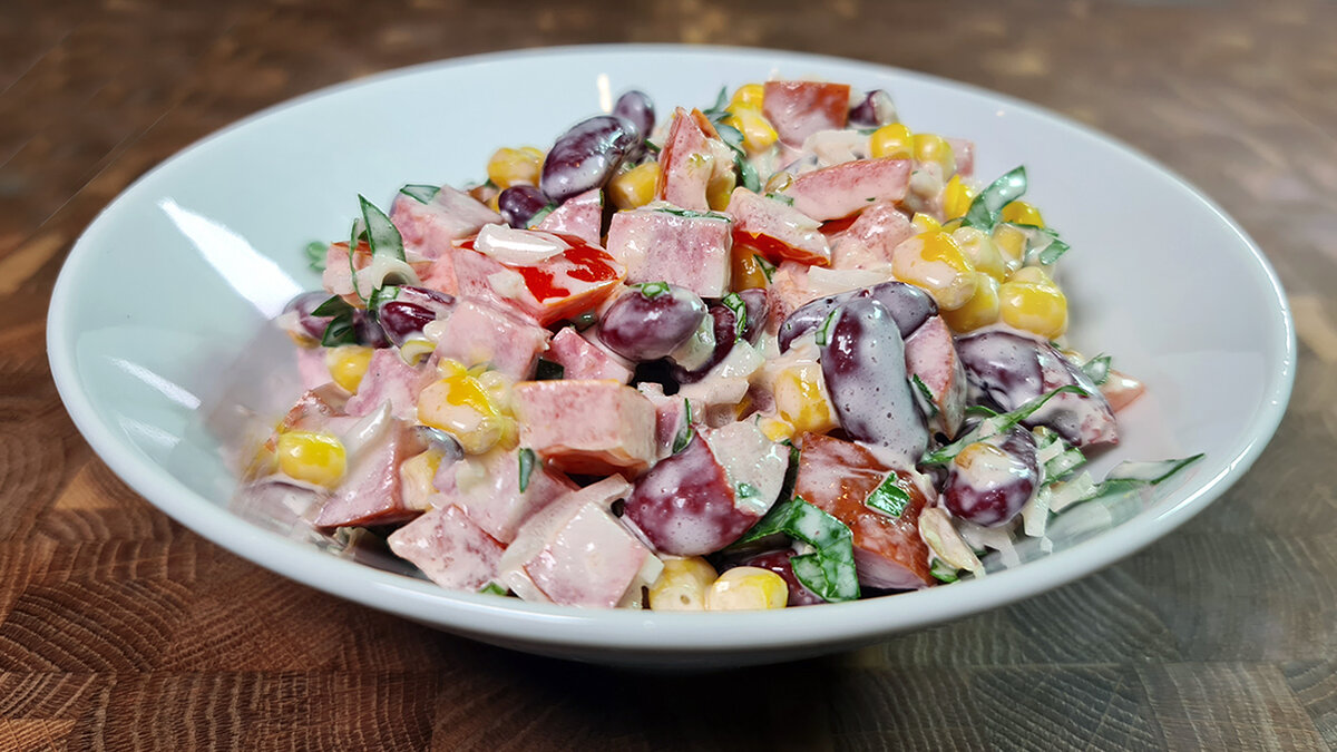 Салат с кукурузой и колбасой — рецепт с фото пошагово