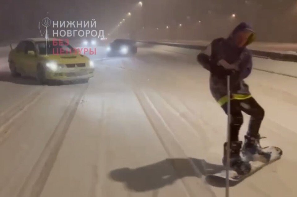     Также они устроили опасный заезд на набережной Гребного канала.  принтскрин видео.