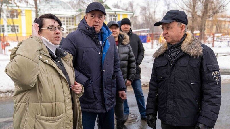 Недавно благоустройство дворовой территории на улице Пограничной оценили губернатор Валерий Лимаренко и мэр Сергей Надсадин