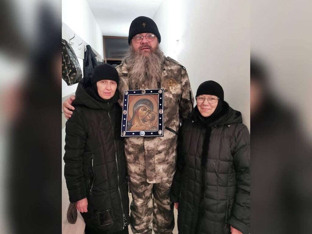    Священник Орской епархии Сергий Баранов отправился в зону боевых действий на Украине с иконой, которую написал сам
