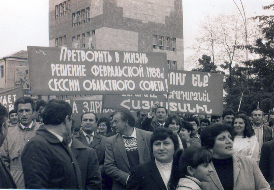 Карабах ссср конфликт. Миацум 1988. Областной совет Нагорного Карабаха 1988. Нагорный Карабах 1987 год. Митинг в Ереване 1988.